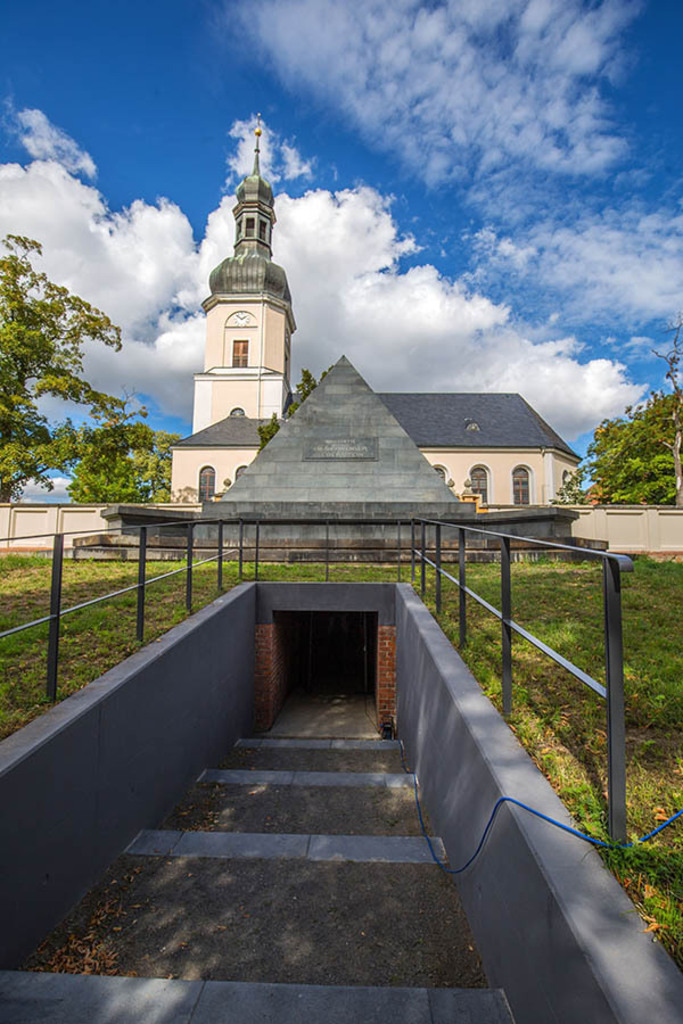 Grabpyramide der Familie Eberstein - Eingang und Blick zur Gedächtniskirche Schönefeld | Entdecke über 20 Kategorien Leipzig-Motive: Foto-Downloads, hochwertige Poster, Leinwand- & Fine-Art-Prints. Jetzt Lieblingsfoto im Bildlexikon Leipzig Shop bestellen!