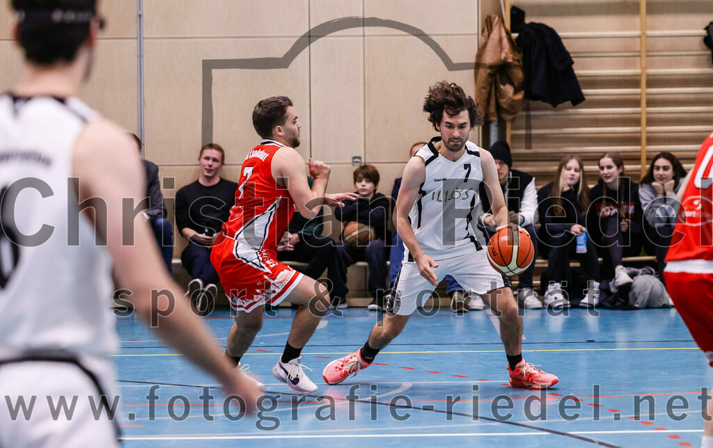 2022-12-03_085_TSV_Vaterstetten_gegen_TG_Landshut | Vaterstetten, Deutschland, 03.12.2022:
Basketball, Bayernliga Herren Südost 2022 / 2023, 7. Spieltag, TSV Vaterstetten gegen TG Landshut, Endergebnis: 71:78

Stefan Englberger&nbsp;(TG Landshut, #7), Luca Maurice Kohll (TSV Vaterstetten, #7)

Foto: Christian Riedel / fotografie-riedel.net