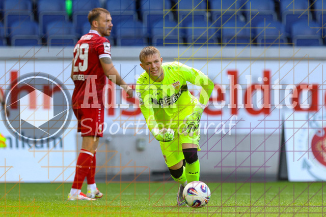 MSV Duisburg vs VfB Stuttgart II - 3. Liga | Duisburg, Deutschland, 02.08.25:   Florian Pascal Hellstern (VfB Stuttgart II) in Aktion am Ball, Einzelaktion waehrend des Spiels der 3. Liga MSV Duisburg vs VfB Stuttgart II in der schauinsland-reisen-arena(Foto von Brauer-Fotoagentur / Adrian Schlueter)