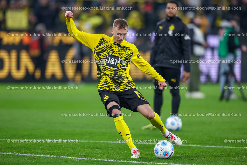 BVB15122401019 | 15.12.2024, Fußball, Borussia Dortmund - TSG 1899 Hoffenheim, 1. Fußball Bundesliga, 14. Spieltag, Signal Iduna Park, Saison 2024 2025: Maximilian Beier (BVB #14) beim WarmUpDFB regulations prohibit any use of photographs as image sequences and or quasi-video.