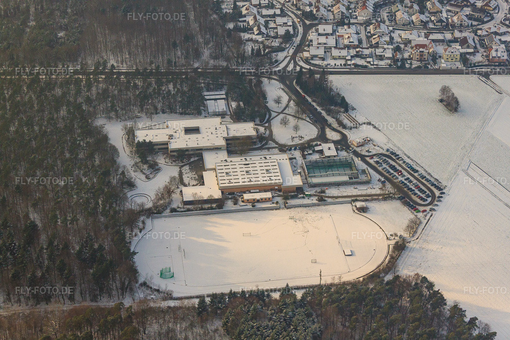 Luftbild: IGS Rheinzabern, Römerbergschule im Winter bei Schnee in Rheinzabern im Bundesland Rheinland-Pfalz in Deutschland. Foto: IMG_35769.jpg vom 04.12.2010 durch Werner Riehm/FLY-FOTO.de