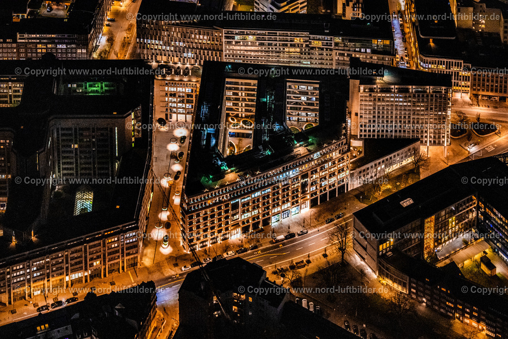Hamburg_Spinger_Verlag_Stadthausbrücke_Nachtaufnahme_ELS_7182060325 | HAMBURG 06.03.2025 Nacht- Lichter und Beleuchtung Innenstadt im Stadtgebiet der Neustadt mit dem Axel-Springer-Haus in Hamburg, Deutschland. // Night lighting city center in the urban area of a??a??Neustadt with the Axel-Springer-Haus in Hamburg, Germany. Foto: Martin Elsen