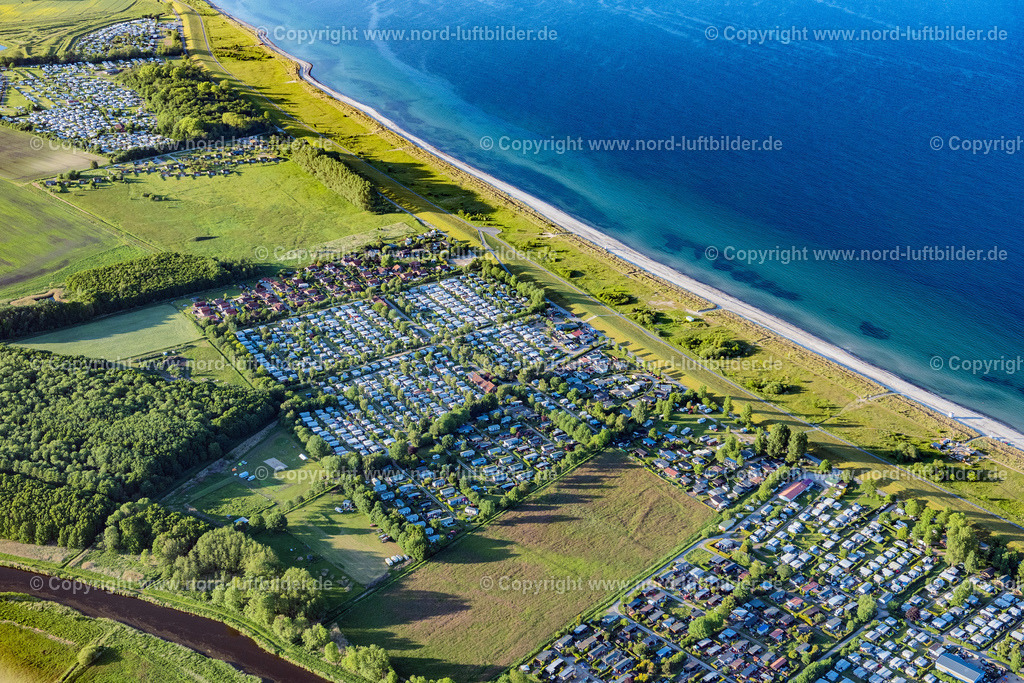 Dahme_Camping_Stieglitz_Campingplatz_ELS_8671030622 | BEHRENSDORF 03.06.2022 Campingplatz mit Wohnwagen und Zelten in Behrensdorf an der Ostseeküste im Bundesland Schleswig-Holstein, Deutschland. Weiterführende Informationen bei: Campingpark Waldesruh Ostsee,  Ferien- und Campinganlage Schuldt. // Campsite with caravans and tents on the lake shore in Behrensdorf at the baltic coast in the state Schleswig-Holstein, Germany. Further information at: Campingpark Waldesruh Ostsee,  Ferien- und Campinganlage Schuldt. Foto: Martin Elsen