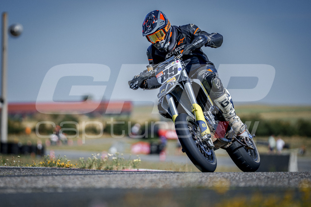 SuperMoto_Staatsmeisterschaft_Fuglau-1026 | GRIPcapture steht für authentische Sportfotografie in Österreich – für Momente, die mehr sind als Geschwindigkeit oder Ergebnis. Es geht um Emotion, Spannung, Fokus und den Augenblick, der oft nur einen Wimpernschlag dauert.Ob Motorsport, Teamsport oder 