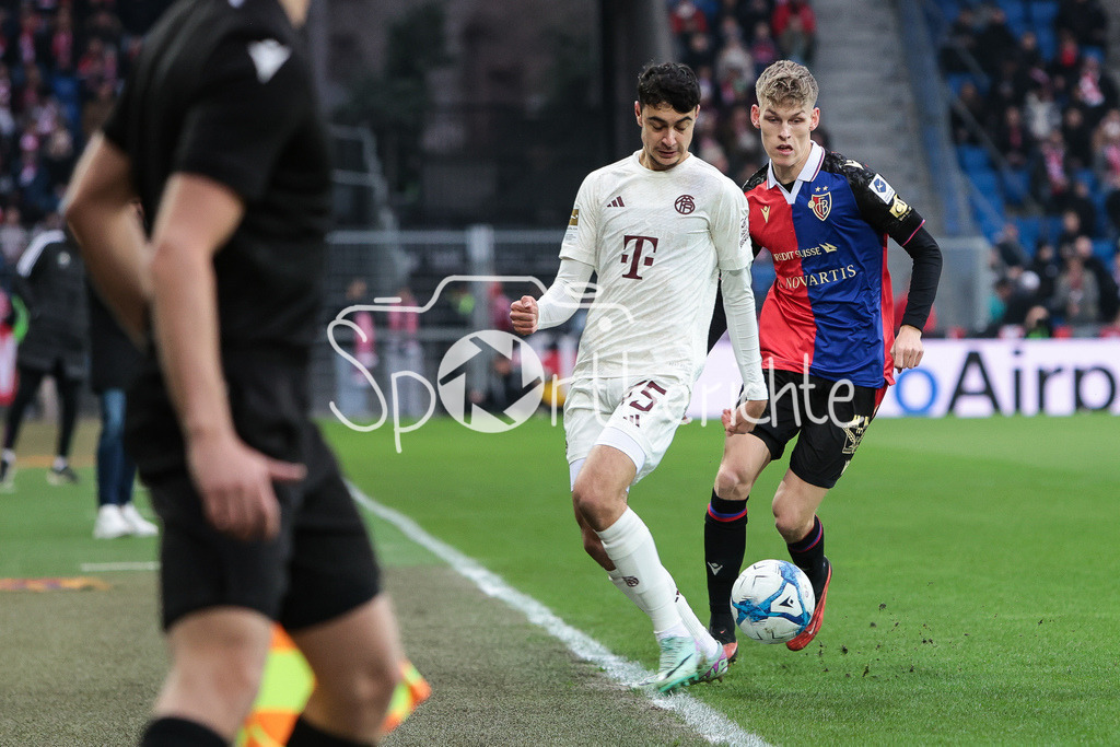 FC Basel - FC Bayern München | Aleksandar PAVLOVIC (FCB #45) im Duell mit Anton KADE (Basel #30) / Zweikampf