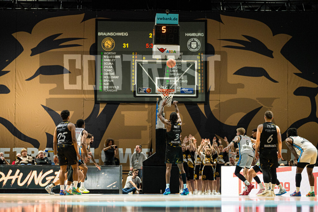 Basketball I Herren I Bundesliga I Saison 2025/2026 I 7. Spieltag I Basketball Löwen Braunschweig - Veolia Towers Hamburg | Joshua Hawley (3, Basketball Löwen Braunschweig) beim Freiwurf - Realisiert mit Pictrs.com