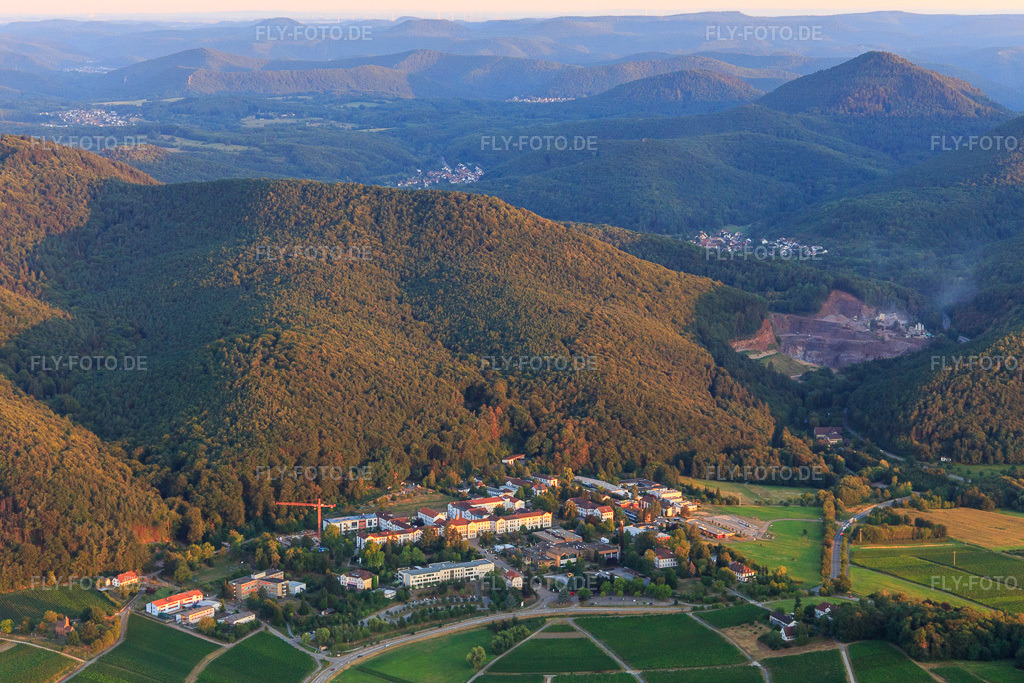 Luftbild: Pfalzklinik Landeck von Osten mit Pfalzklinikum für Psychiatrie und Neurologie Abteilung für Allgemeinpsychiatrie in Klingenmünster im Bundesland Rheinland-Pfalz in Deutschland. Foto: IMG_109659.jpg vom 06.08.2018 durch Werner Riehm/FLY-FOTO.deSymbol Peilsender