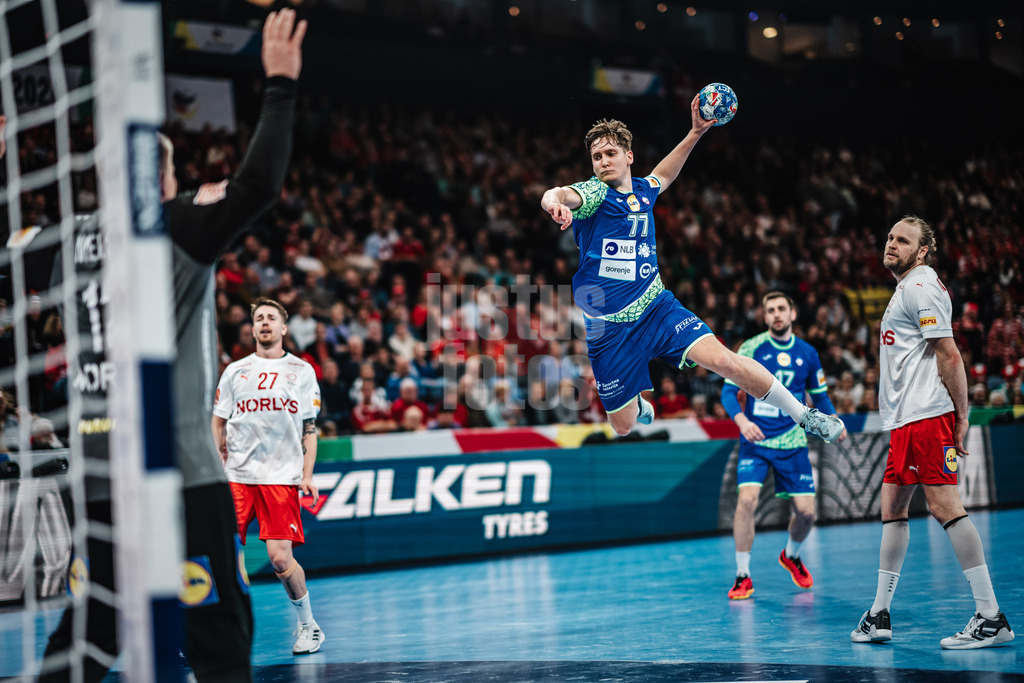 Handball | Herren | EHF EURO 2024 | European Championshop Men 2024 Final Tournament | Slowenien vs. Dänemark | 23.01.2024 | Domen Novak (#77, Slowenien, SLO) beim Torwurf