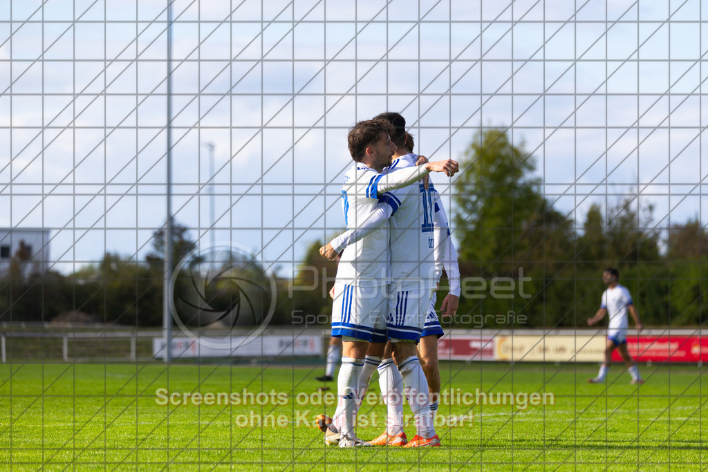 20261010_155459_0472_(c)_by_PhotoPeet | #,1.FC Eislingen (weiß) vs. TSV Bernhausen (lila), Fussball, Landesliga 2 - wfv, 11. Spieltag, Saison 2026/2027, Rasenplatz, Eichbachstation, Haldenstraße, 73054 Eislingen, 10.10.2026 - 15:30 Uhr,Foto: PhotoPeet / Sport- &amp; Eventfotografie / Peter Harich