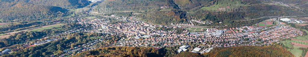 Luftbild: Panorama vom Ortsbereich und der Umgebung in Annweiler am Trifels im Bundesland Rheinland-Pfalz in Deutschland. Foto: IMG_34616-Bearbeitet.jpg vom 26.10.2010 durch Werner Riehm/FLY-FOTO.de