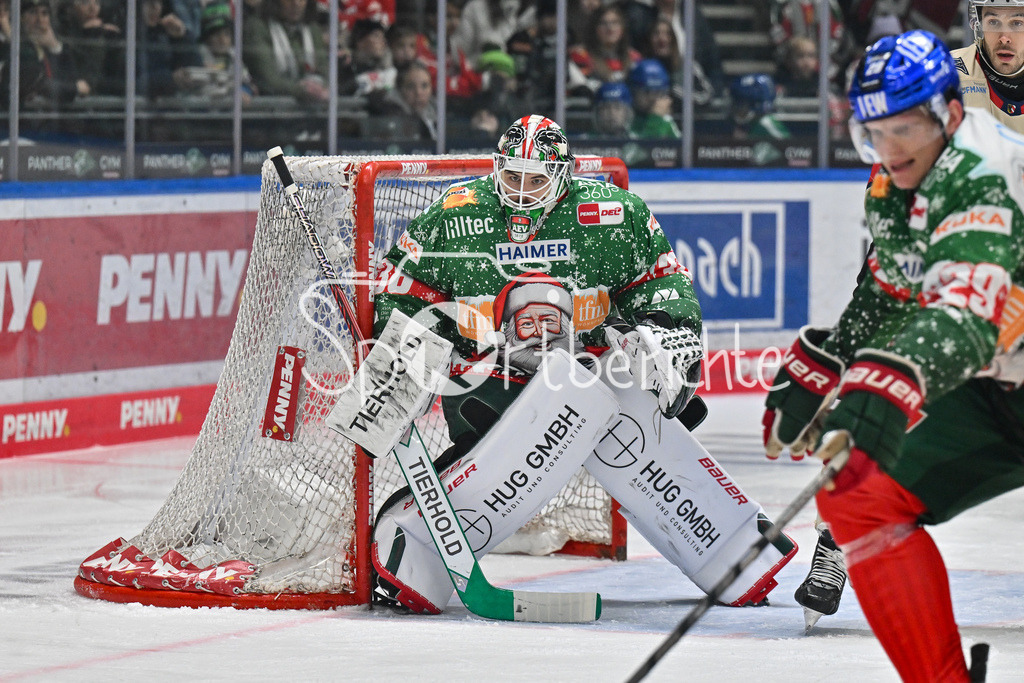 Augsburger Panther - Nürnberg Ice Tigers | Im Bild Strauss MANN (Augsburger Panther #38) in seinem Tor / DEL: Augsburger Panther - Nuernberg Ice Tigers, Curt Frenzel Stadion am 06.12.2024