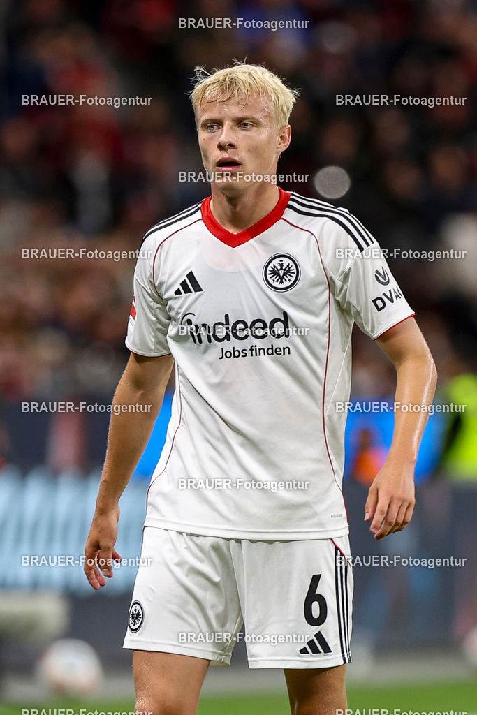 Bayer 04 Leverkusen vs Eintracht Frankfurt - Bundesliga  | Leverkusen, Deutschland, 12.09.25:   Oscar Hojlund (Eintracht Frankfurt) schaut waehrend des Spiels der Bundesliga zwischen  Bayer 04 Leverkusen vs Eintracht Frankfurt in der BayArena(Foto von Brauer-Fotoagentur / Adrian Schlueter)
