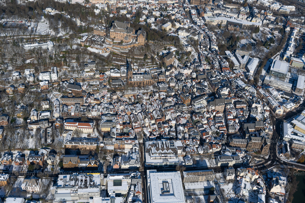 4043530 | MARBURG 13.02.2021 Winterlich schneebedeckte Stadtansicht vom Innenstadtbereich in Marburg im Bundesland Hessen, Deutschland. // Wintry snowy city view of the city area of in Marburg in the state Hesse, Germany. Foto: Gerhard Launer