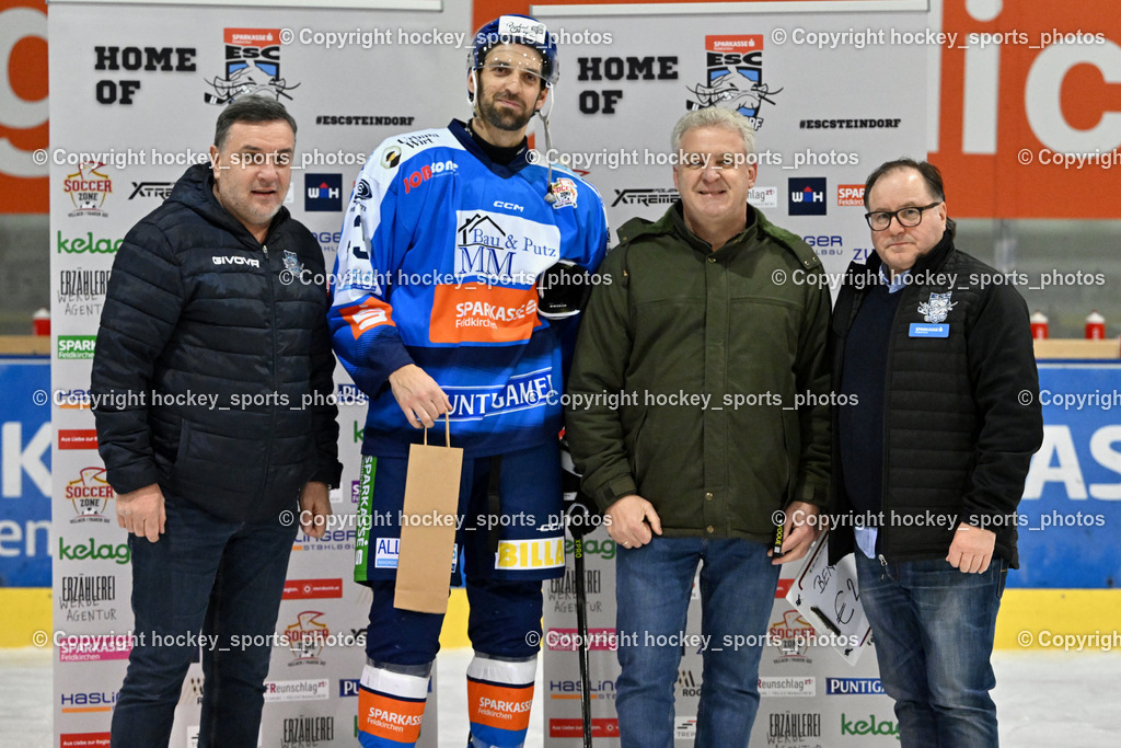 ESC SPARKASSE STEINDORF vs. EV ZELTWEG MURTAL LIONS | Obi Marktleiter Günther Zollner, Spieler des Abends, Sektionsleiter ESC Steindorf Hans Tschernutter, #43 Oraze Martin ESC Steindorf, Sportlicher Leiter ESC Steindorf Armin Ratz, ESC SPARKASSE STEINDORF vs. EV ZELTWEG MURTAL LIONS, ESC SPARKASSE STEINDORF vs. EV ZELTWEG MURTAL LIONS am 27.12.2025 in Steindorf (Ossiachersee Halle), Austria, (Photo by Bernd Stefan)