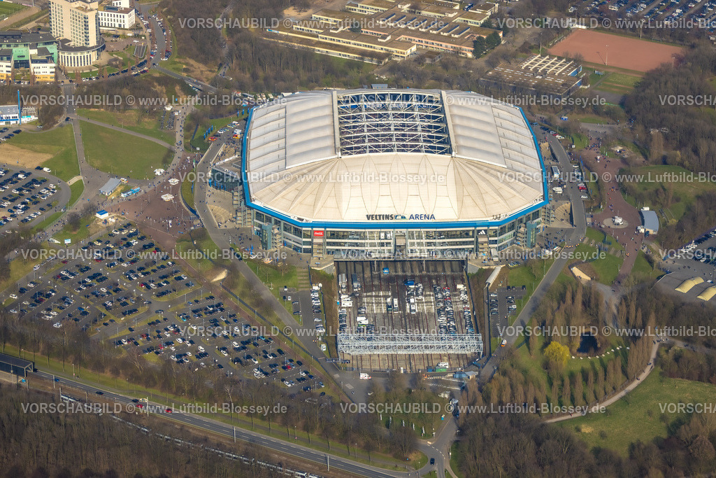 Gelsenkirchen240304863Schalke | Luftbild, Veltins-Arena Bundesligastadion des FC Schalke 04 mit offenem Dach und gefüllten Parkplätzen, Fußballfans am Stadion, Berger Feld, Erle, Gelsenkirchen, Ruhrgebiet, Nordrhein-Westfalen, Deutschland