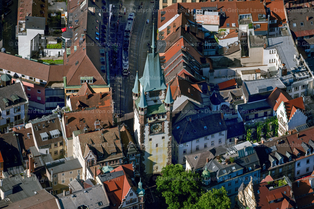 4034123 | FREIBURG IM BREISGAU 30.06.2020 Turm- Bauwerk Martinstor an der Kaiser-Joseph-Straße in der Altstadt in Freiburg im Breisgau im Bundesland Baden-Württemberg, Deutschland. Weiterführende Informationen bei: Stadt Freiburg im Breisgau. // Tower building Martinstor at the former historic city walls in Freiburg im Breisgau in the state Baden-Wurttemberg, Germany. Further information at: Stadt Freiburg im Breisgau. Foto: Gerhard Launer