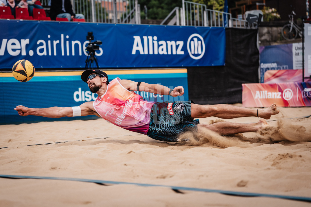 Beachvolleyball | Männer | Allianz German Beach Tour 2025 | Tourstop Düsseldorf | 15.05.2025 | Jonathan Erdmann springt zum Ball