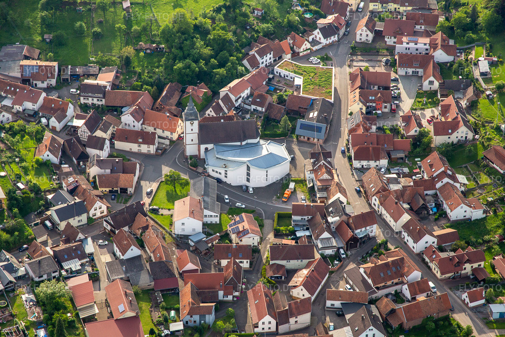 Luftbild: St. Cyriakus Kirche im Ortsteil Gossersweiler in Gossersweiler-Stein im Bundesland Rheinland-Pfalz in Deutschland. Foto: IMG_140703.jpg vom 20.05.2024 durch Werner Riehm/FLY-FOTO.de