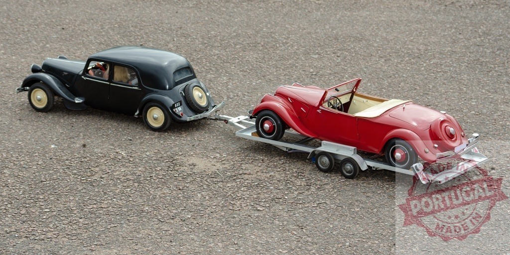 Citroën Traction Avant toy car towing vintage red convertible | Black Citroën toy car towing a red vintage convertible model on a trailer - Realisiert mit Pictrs.com