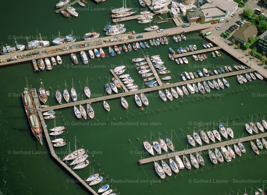 01P1834 | LABOE 2004 Yachthafen "Yacht- und Gewerbehafen Ostseebad Laboe" mit Sportboot- Anlegestellen und Bootsliegeplätzen am Uferbereich der Ostsee am Börn in Laboe an der Kieler Förde im Bundesland Schleswig-Holstein, Deutschland. Weiterführende Informationen bei: Yachthafen Ostseebad Laboe. // Pleasure boat marina "Yacht- und Gewerbehafen Ostseebad Laboe" with docks and moorings on the shore area of Baltic Sea in Laboe on the Kiel Fjord in the state Schleswig-Holstein, Germany. Further information at: Yachthafen Ostseebad Laboe. Foto: Gerhard Launer