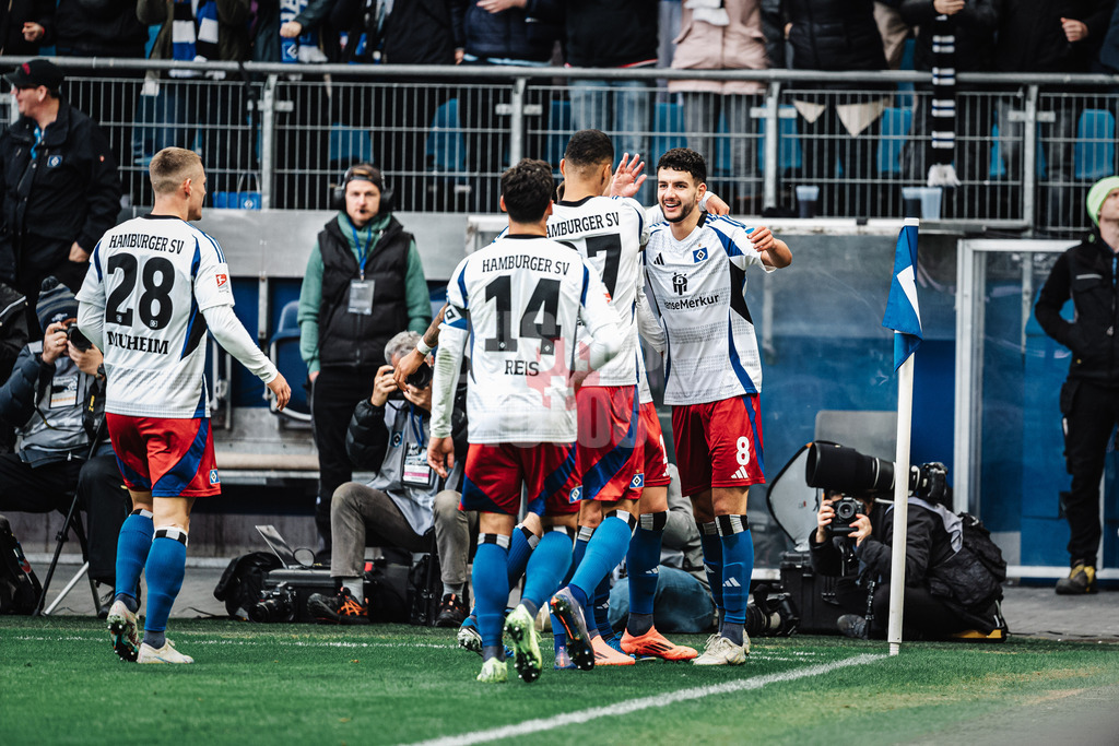 Fußball | Männer | Saison 2024/2025 | 2. Fußball-Bundesliga | 11. Spieltag | Hamburger SV vs. 1. FC Nürnberg | 03.11.2024 | Torschütze Daniel Elfadli (#8, HSV) wird vom Team gefeiert