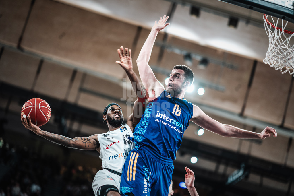 Basketball | Männer | Saison 2023/2024 | easyCredit Basketball Bundesliga | Veolia Towers Hamburg vs. Alba Berlin | 17.04.2024 | Aljami Durham (#42, Veolia Towers Hamburg) in der Luft gegen Kresimir Nikic (#16, Alba Berlin)