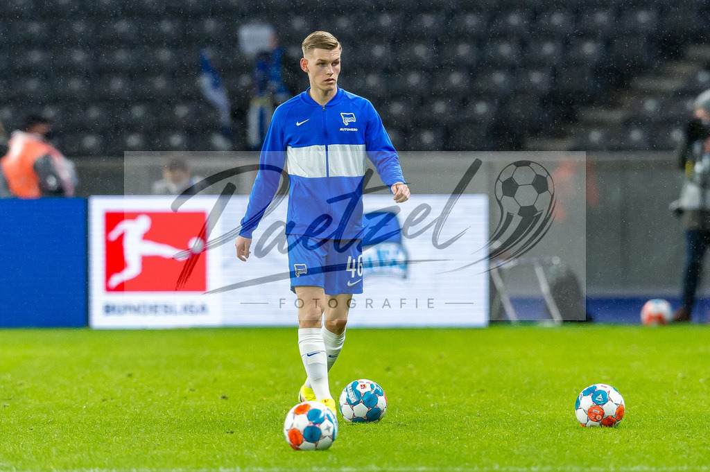 BSCRBL20220220_116 | Fussball, Herren: Anton Kade (Hertha BSC) schaut bei dem Spiel der 1. Bundesliga zwischen Hertha BSC und RB Leipzig im Olypiastadion am 20.02.2022 in Berlin, Deutschland.DFB / DFL REGULATIONS PROHIBIT ANY USE OF PHOTOGRAPHS AS IMAGE SEQUENCES AND/OR QUASI-VIDEO. - Realisiert mit Pictrs.com