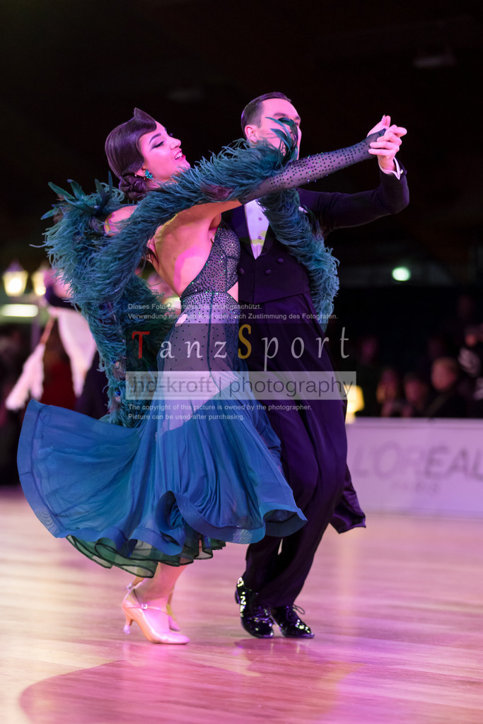 20241215_WDSF_Int_Open_Std-Riga-8962 | Tanzsportbilder, Standardtanz, Lateintanz, WDSF, DTV, LTVB, dancecomp, goc, hessen tanzt, blaues band der spree, walzer, tango, wiener walzer, slowfox, quickstepp, samba, rumba, cha-cha-cha, paso doble. jive, hd-kroft photography, turniertanzsport