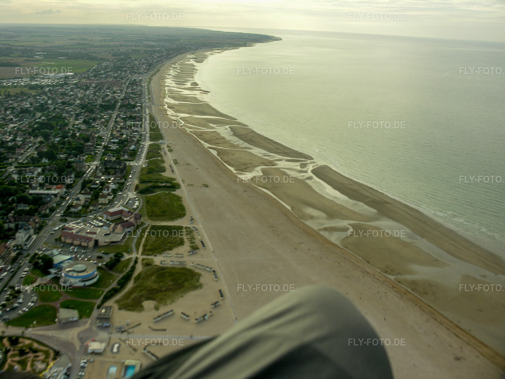 Luftbild: Ortsansicht in Ouistreham im Bundesland Calvados in Frankreich. – Foto: DSCN0524.jpg vom 04.08.2005 durch Werner Riehm/FLY-FOTO.de – Auflösung des Originals: 3264 x 2448 px
