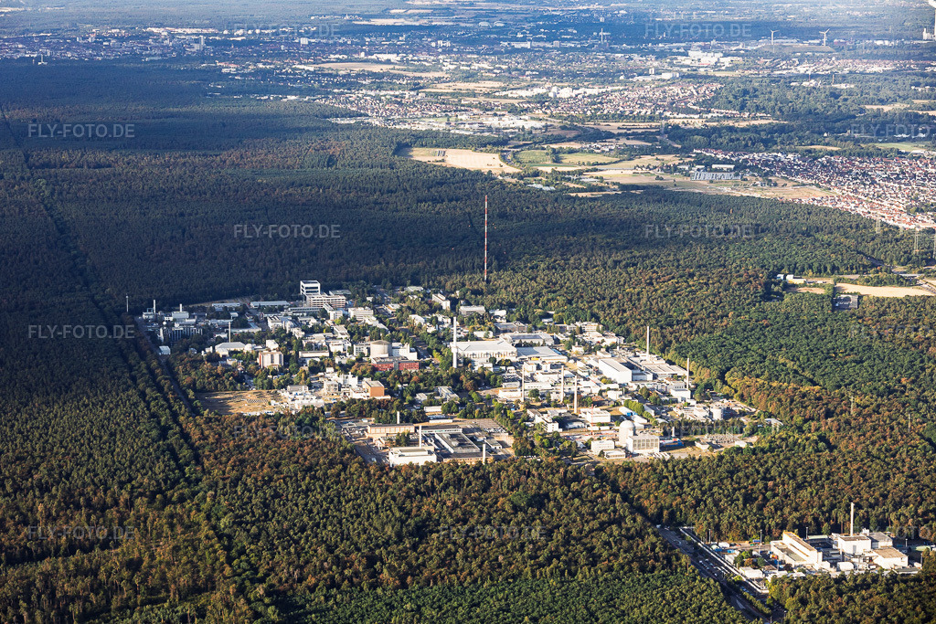 Luftbild: Karlsruhe Institut für Technologie - Campus Nord und Wiederaufarbeitungsanlage Karlsruhe (WAK) aus Nordosten in Linkenheim-Hochstetten im Bundesland Baden-Württemberg in Deutschland. – Foto: IMG_158413.jpg vom 06.08.2026 durch Werner Riehm/FLY-FOTO.de – Auflösung des Originals: 5781 x 3854 px – WWW.KTE-KARLSRUHE.DE – KIT - Karlsruher Institut für Technologie KIT