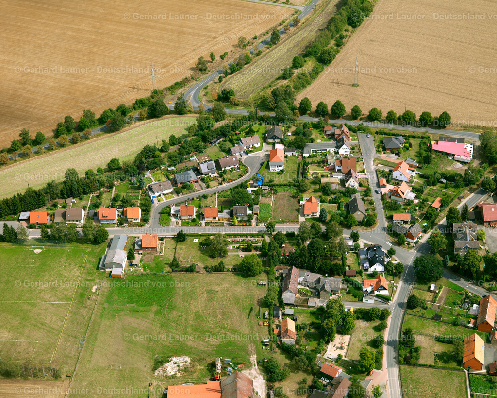 2638738 | OHLENDORF 23.08.2006 Landwirtschaftliche Nutzflächen und Feldgrenzen  umsäumen das Siedlungsgebiet des Dorfes in Ohlendorf im Bundesland Niedersachsen, Deutschland // Agricultural land and field boundaries surround the settlement area of the village  in Ohlendorf in the state Lower Saxony, Germany Foto: Gerhard Launer