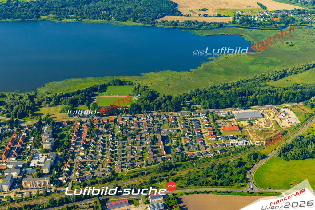 Ribnitz Ribnitz-Damgarten Bild- Das Luftbild wurde 2025 vom UL-Flugzeug heraus erstellt ( keine Drohne bzw. Drohnenaufnahme ) - Hochauflösende Luftaufnahme -Nicht vergleichbar mit Google Maps oder Satelittenbilder- Die Geschenkidee !Mit Lizenz und Bildrechte bestellbar - CC