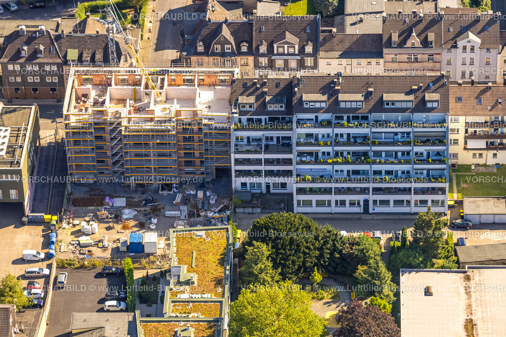Velbert240812510 | Luftbild, Baustelle mit Wohnhaus Oststraße, Wohnhaus mit Balkon und grüner Bepflanzung, Velbert, Ruhrgebiet, Nordrhein-Westfalen, Deutschland