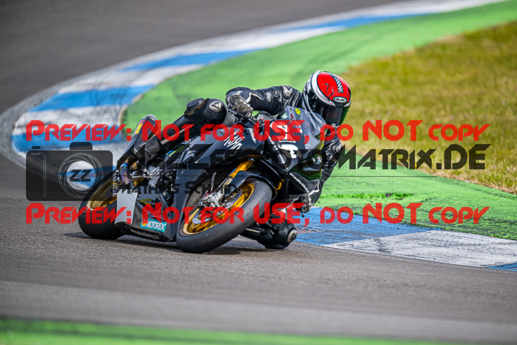 MaZZes_FotoMatrix_230410_1200 | WEISS