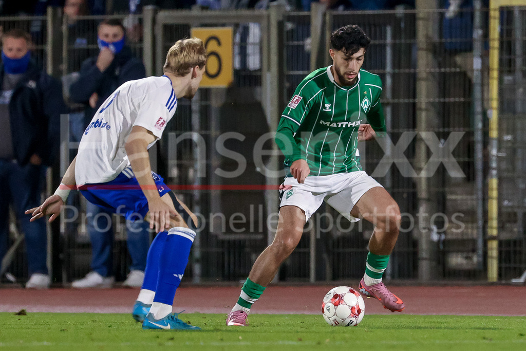 Fussball, Regionalliga Nord, SV Werder Bremen II - BSV Kickers Emden | v.li.: Peer Mahnke (BSV Kickers Emden, 5) und Safa Yildirim (SV Werder Bremen II, 7) im Zweikampf, Duell, Dynamik, Aktion, Action, Spielszene