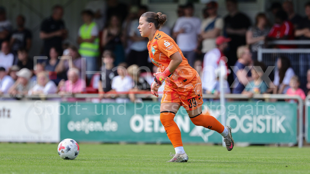 Fussball, Testspiel Frauen, SV Werder Bremen - Hamburger SV | Mariella El Sherif (Torhüterin, Torwart, SV Werder Bremen, 39) am Ball, Freisteller, Einzelbild, Ganzkörper, Aktion, Action, Spielszene
