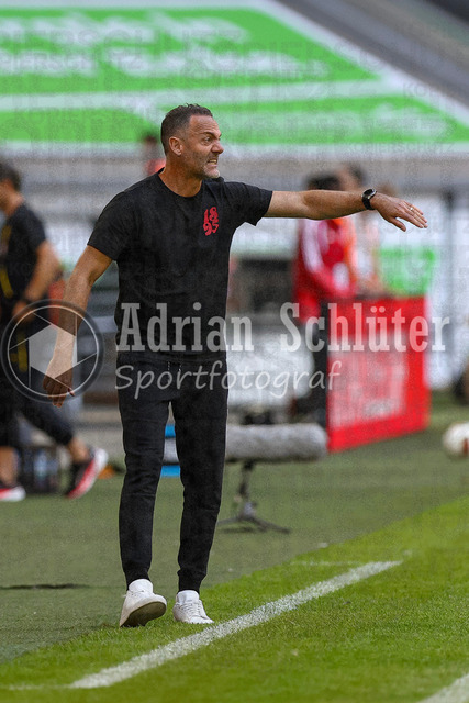 25.07.2026, GER, Fussball, Herren, Vorbereitungsspiel, Saison 2026/2027, Fortuna Düsseldorf - Borussia Dortmund | Trainer Alexander Ende (F95) gestikuliert, Gestik und Mimik