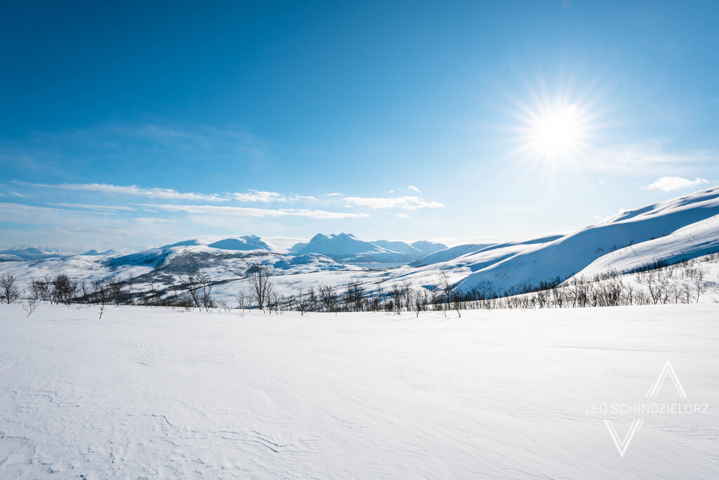 Fotografie_Leo_Schindzielorz_NO_Winter_Tromso_Botnfjellet_20230322_A7400045_org | Atmosphärische Landschaftsbilder & Drohnenaufnahmen aus dem Allgäu, Tirol, Südtirol & der Schweiz – ideal für Leinwanddrucke & zur stilvollen Raumgestaltung. - Realisiert mit Pictrs.com