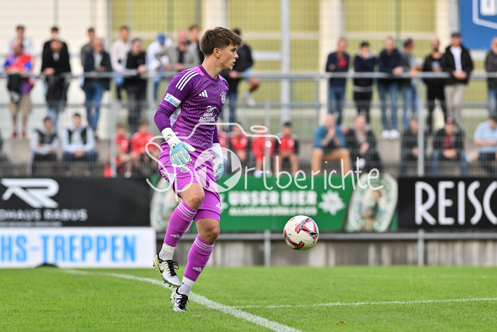 FC Memmingen - FC Bayern Amateure | am Ball Jannis BAERTL (FC Bayern München II #18) / Einzelfoto / Freisteller Regionalliga Bayern: FC Memmingen - FC Bayern München II; Arena Memmigen am 29.08.2025