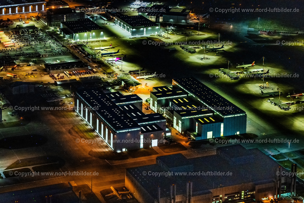 Hamburg_Finkenwerder_Airbus_Nachtaufnahme_ELS_5634060325 | HAMBURG 06.03.2025 Nacht- Lichter und Beleuchtung Airbus Produktionsgelände und Werksflughafen Finkenwerder in Hamburg. Auf dem ehemaligen Gelände der Hamburger Flugzeugbau - am Elbeufer auf der Halbinsel Finkenwerder -  befindet sich ein Airbus-Werk mit eigenem Werksflughafen. Weiterführende Informationen bei: Airbus SE. // Night lighting airbus works and airport of Finkenwerder in Hamburg in Germany. The former Hamburger Flugzeugbau works  - on the Finkenwerder Peninsula on the riverbank of the Elbe - include an Airbus production site with an airplane. Several Airbus planes and models are being constructed here. Further information at: Airbus SE. Foto: Martin Elsen