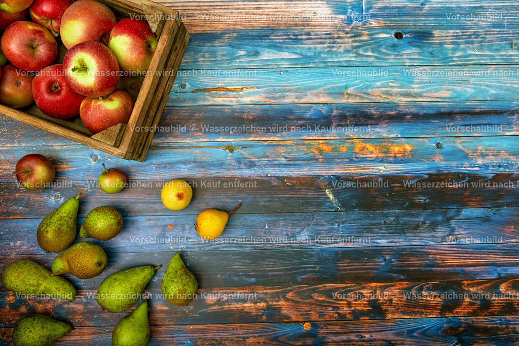frisch geerntete Äpfel und Birnen | frisch geerntete Äpfel und Birnen in einer Holzksite auf einer rustikalen Tischplatte. - Realisiert mit Pictrs.com