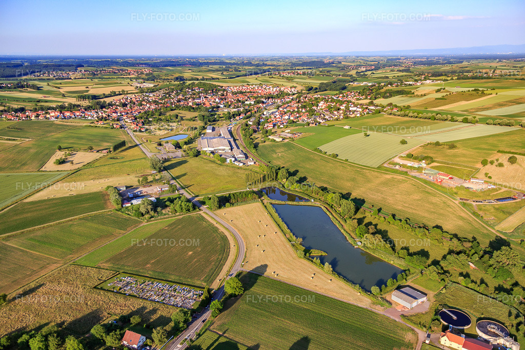 Aerial view: Fish pond on the Seltzbach from the west in Kutzenhausen in the state Bas-Rhin, France.Photo: IMG_080225.jpg taken on 06/05/2015 by Werner Riehm/FLY-FOTO.comResolution of the original: 5472 x 3648 px