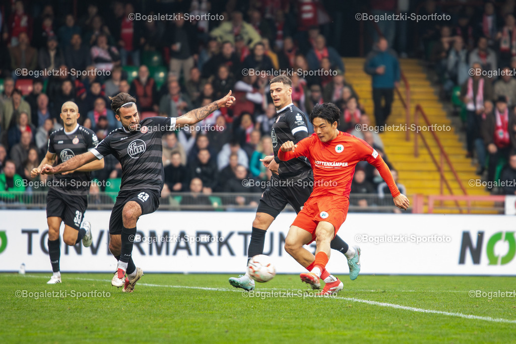 Seok-Ju Hong zum 3:1 | 11.10.2025, Fußball, Niederrheinpokal, Rot-Weiß Oberhausen - Rot-Weiss Essen: Seok-Ju Hong (Rot-Weiß Oberhausen #18) erzielt von der Strafraumgrenze das 3:1. Verteidiger José-Enrique Rios Alonso (Rot-Weiss Essen #23) hat keine Chance zu blocken - Realisiert mit Pictrs.com