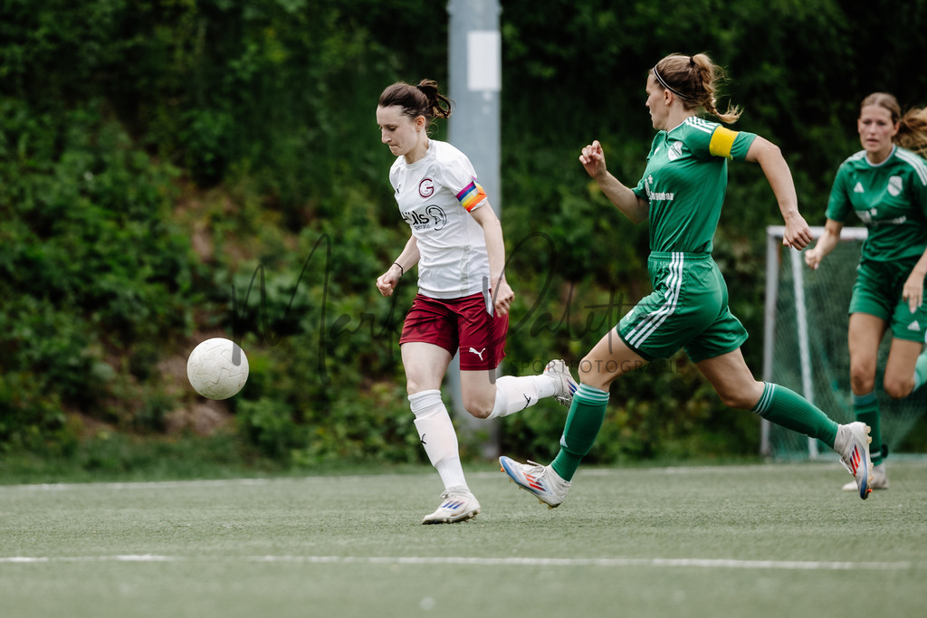 Frauen Bezirksliga, 24. Spieltag, Saison 2024/2025: 1. FC Gievenbeck - SV Teuto Riesenbeck | Frauen Bezirksliga, 24. Spieltag, Saison 2024/2025, 1. FC Gievenbeck empfängt SV Teuto Riesenbeck im Sportpark Gievenbeck in Münster. Foto: sportfotografie.ms | Markus Paletta - Realisiert mit Pictrs.com