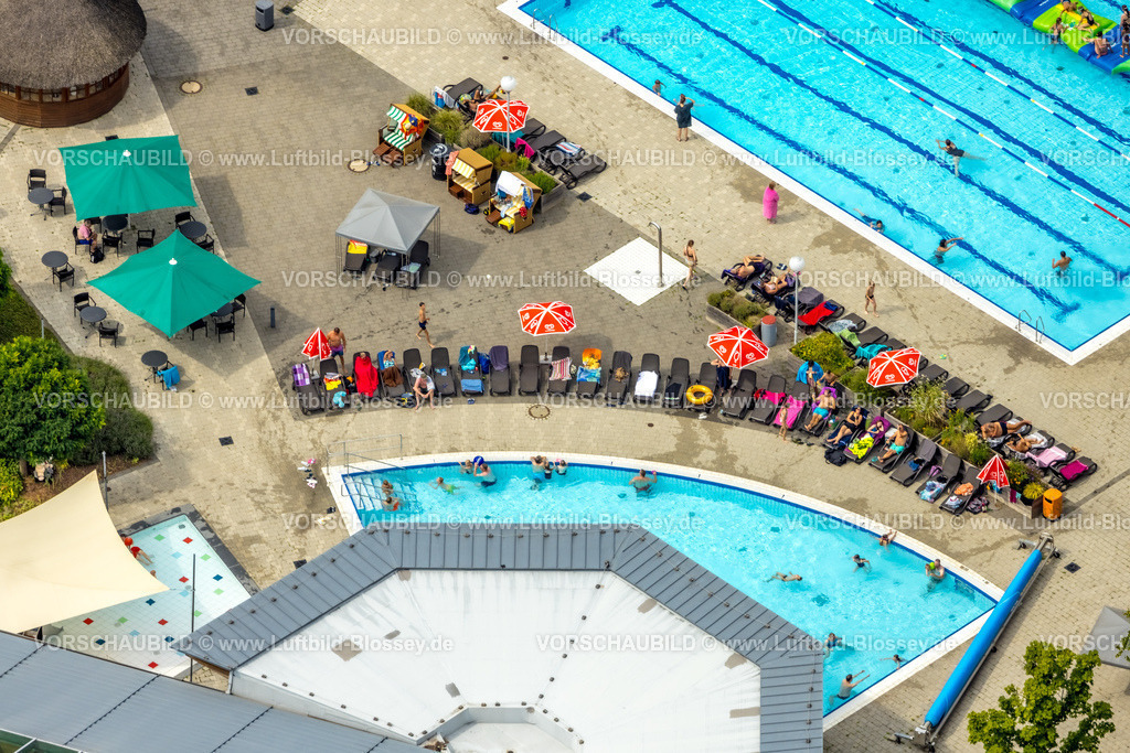 Soest240712416 | Luftbild, Kombibad, Schwimmbad und Freibad, Badewelt  Aqua Spa und Aqua Fun Soest, Sonnenschirme, Liegen und Badegäste, Soest, Soester Börde, Nordrhein-Westfalen, Deutschland