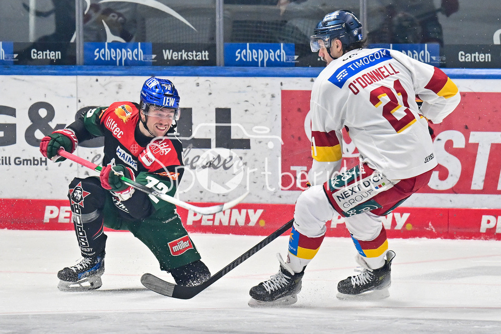 Augsburger Panther - Düsseldorfer EG | im Duell Thomas SCHEMITSCH (Augsburger Panther #62) und Brendan O´DONNELL (Duesseldorfer EG 21) / Zweikampf / DEL: Augsburger Panther - Duesseldorfer EG, Curt Frenzel Stadion am 04.03.2025