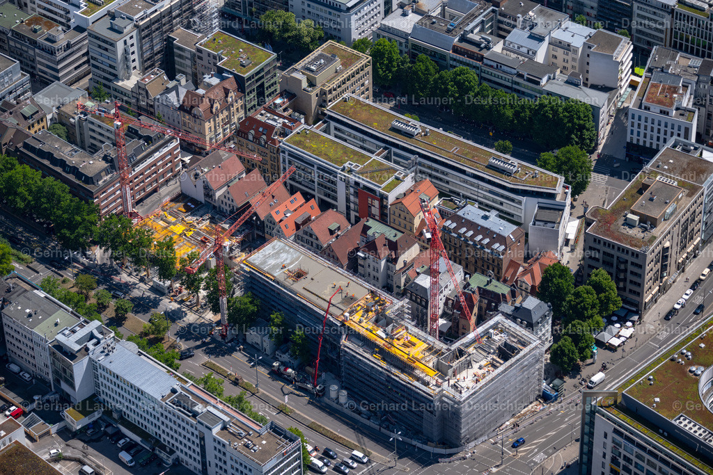 4034777 | STUTTGART 22.07.2020 Baustelle zum Neubau eines Mehrfamilien- Wohn- und Geschäftshauses des Projekts "Calwer Passage" mit Büros und Einkaufszentrum im Ortsteil Neue Vorstadt in Stuttgart im Bundesland Baden-Württemberg, Deutschland. Weiterführende Informationen bei: Ferdinand Piëch Holding GmbH,  Ingenhoven architects GmbH,  Schwarz Architekten und Planungsgesellschaft mbH &amp; Co. KG,  Tennigkeit + Fehrle Architekten Partnerschaft,  Werner Sobek AG,  Wolfer &amp; Goebel Bau GmbH. // Construction site for the new residential and commercial building of Projekts "Calwer Passage" with offices and shopping mall in the district Neue Vorstadt in Stuttgart in the state Baden-Wurttemberg, Germany. Further information at: Ferdinand Piech Holding GmbH,  Ingenhoven architects GmbH,  Schwarz Architekten und Planungsgesellschaft mbH &amp; Co. KG,  Tennigkeit + Fehrle Architekten Partnerschaft,  Werner Sobek AG,  Wolfer &amp; Goebel Bau GmbH. Foto: Gerhard Launer