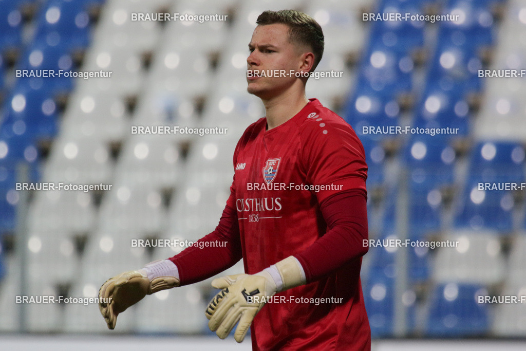 KFC Uerdingen - Ratingen 04/19 | Krefeld, Deutschland, 02.12.25 Jonas Holzum (KFC Uerdingen) schaut während des Oberliga Niederrhein Spiels zwiachen KFC Uerdingen - Ratingen 04/19 im Krefelder Grotenburg Stadion am 02. Dezember 2025 in Krefeld (Foto von Ralph Görtz / Brauer-Fotoagentur)
