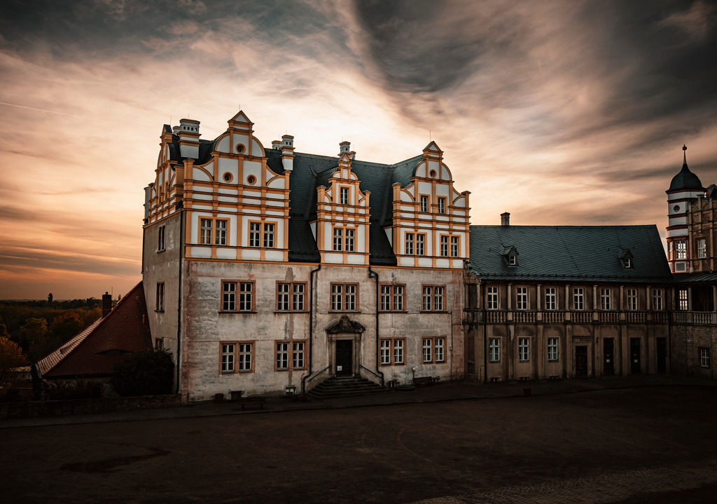 Schloss Bernburg im Sonnenuntergang | Wir machen aus Ihren Bildern Erinnerungen für die Ewigkeit | Hochwertige Fotografien für Ihr zu Hause. - Realisiert mit Pictrs.com