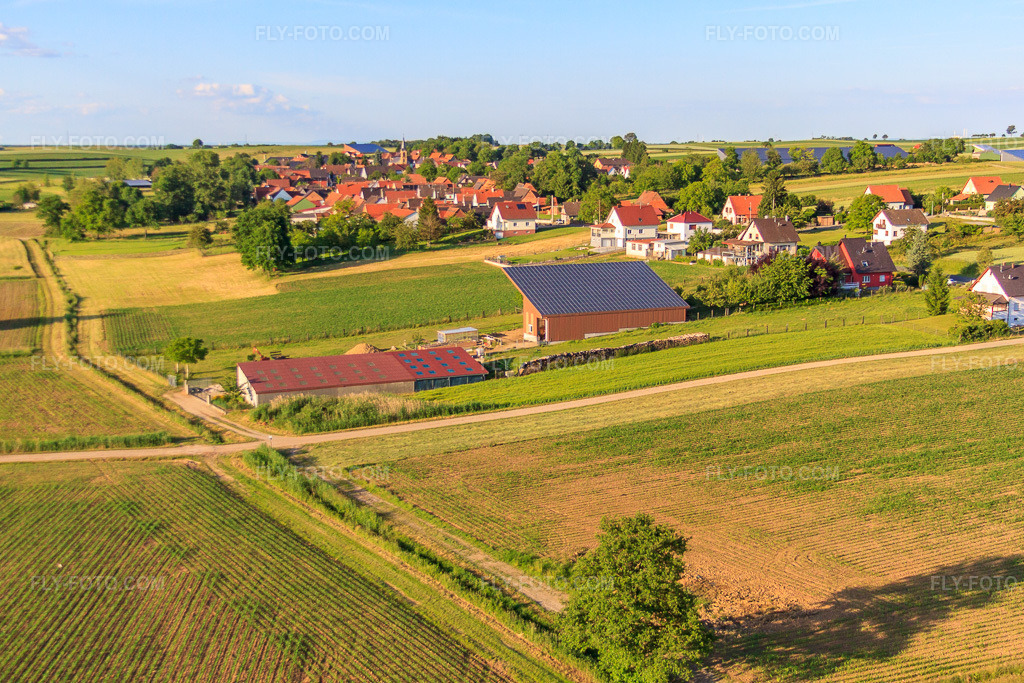Aerial view: Barn roof in the PV system of Foeller Energie in Siegen in the state Bas-Rhin, France. – Photo: IMG_66651.jpg taken on 06/05/2014 by Werner Riehm/FLY-FOTO.com – Resolution of the original: 4693 x 3129 px